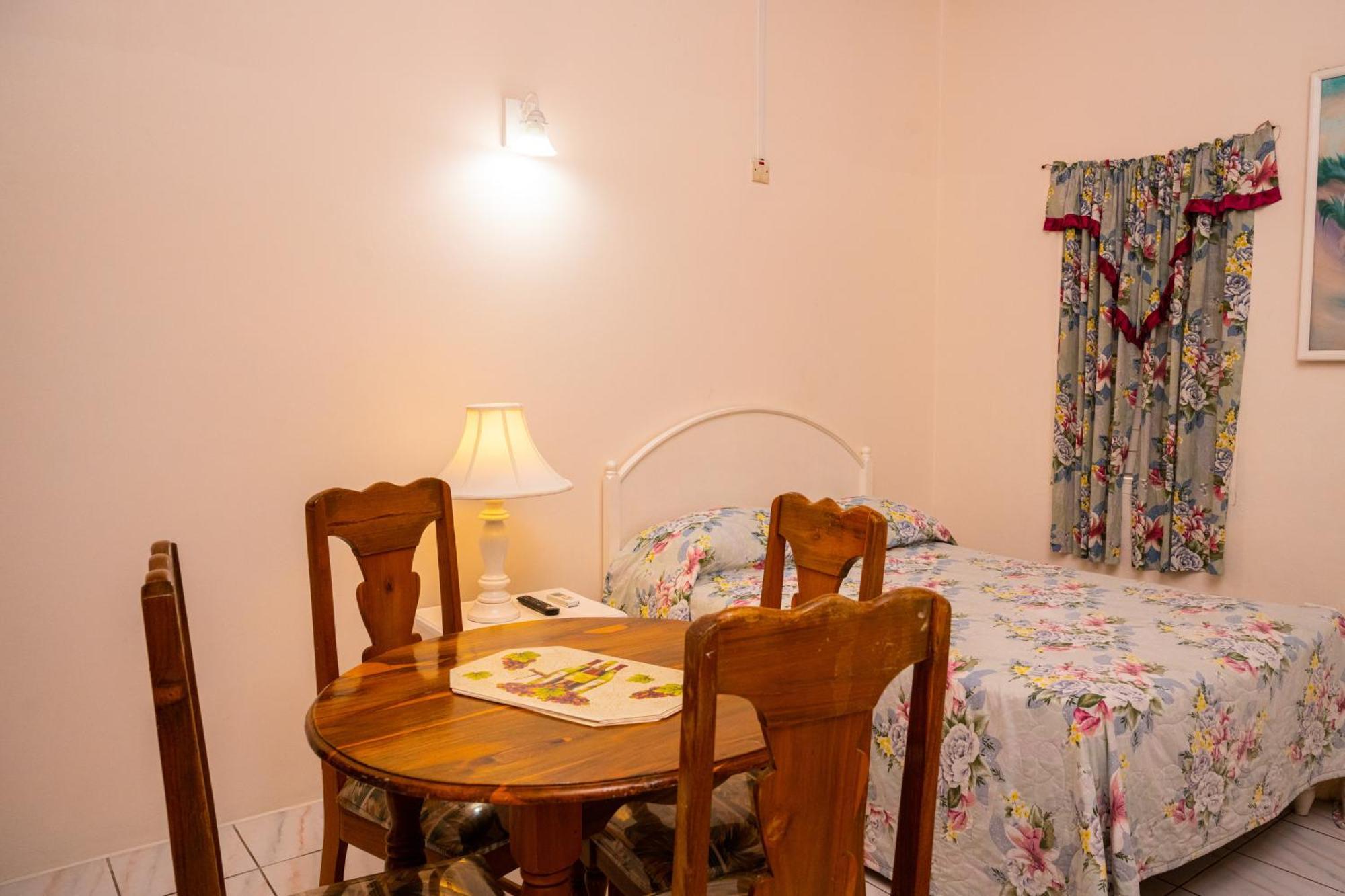Shields Negril Villas Habitación foto